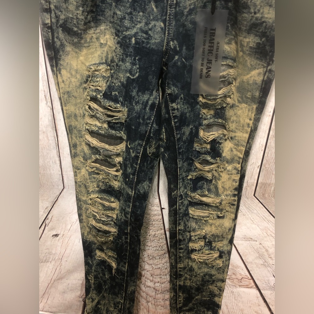 NWT! TRAFFIC JEANS WEAR Women’s Size 14W Highly Torn Ankle Jeans 10.5” Rise